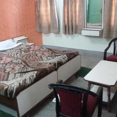 Radiant Ymca Tourist Hostel พาราณสี ห้อง รูปภาพ
