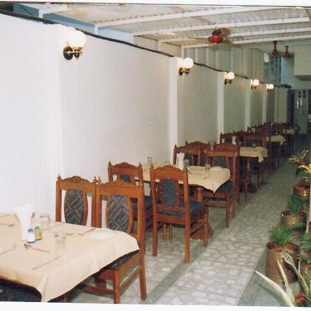 Radiant Ymca Tourist Hostel พาราณสี ภายนอก รูปภาพ