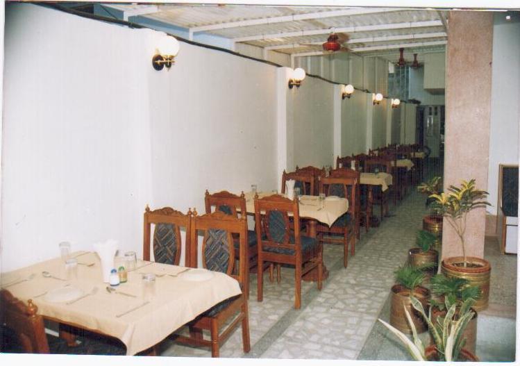 Radiant Ymca Tourist Hostel พาราณสี ภายนอก รูปภาพ